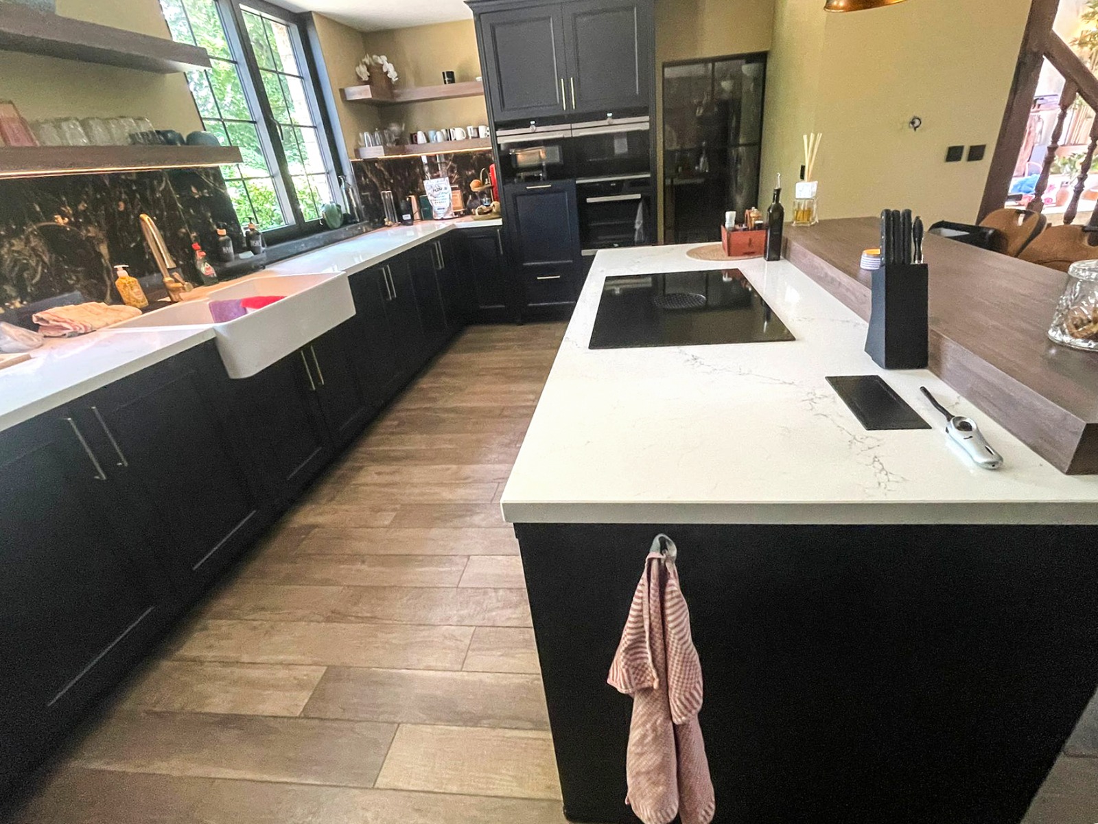 Keuken op maat en afwerking tot in de puntjes van wanden en plafonds geplaatst door T-me Construct in Tessenderlo