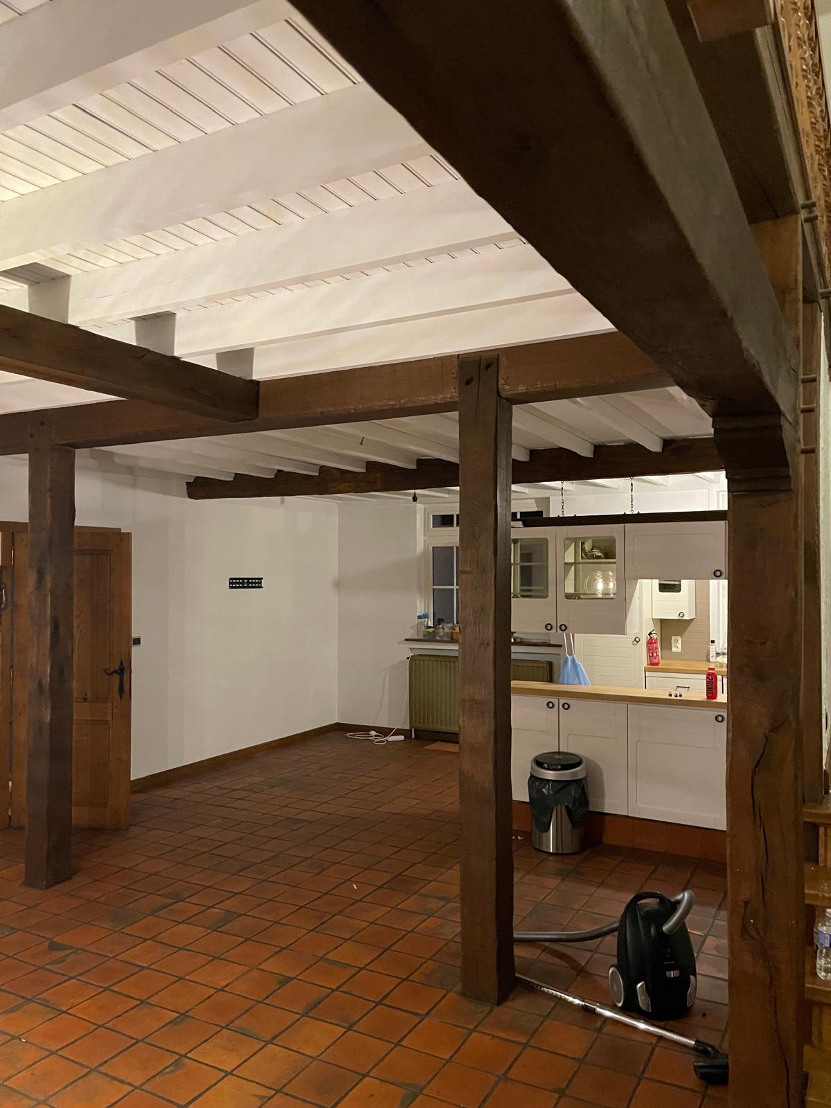 Oude eetkamer keuken voor renovatie Tessenderlo - traditionele indeling met houten balken