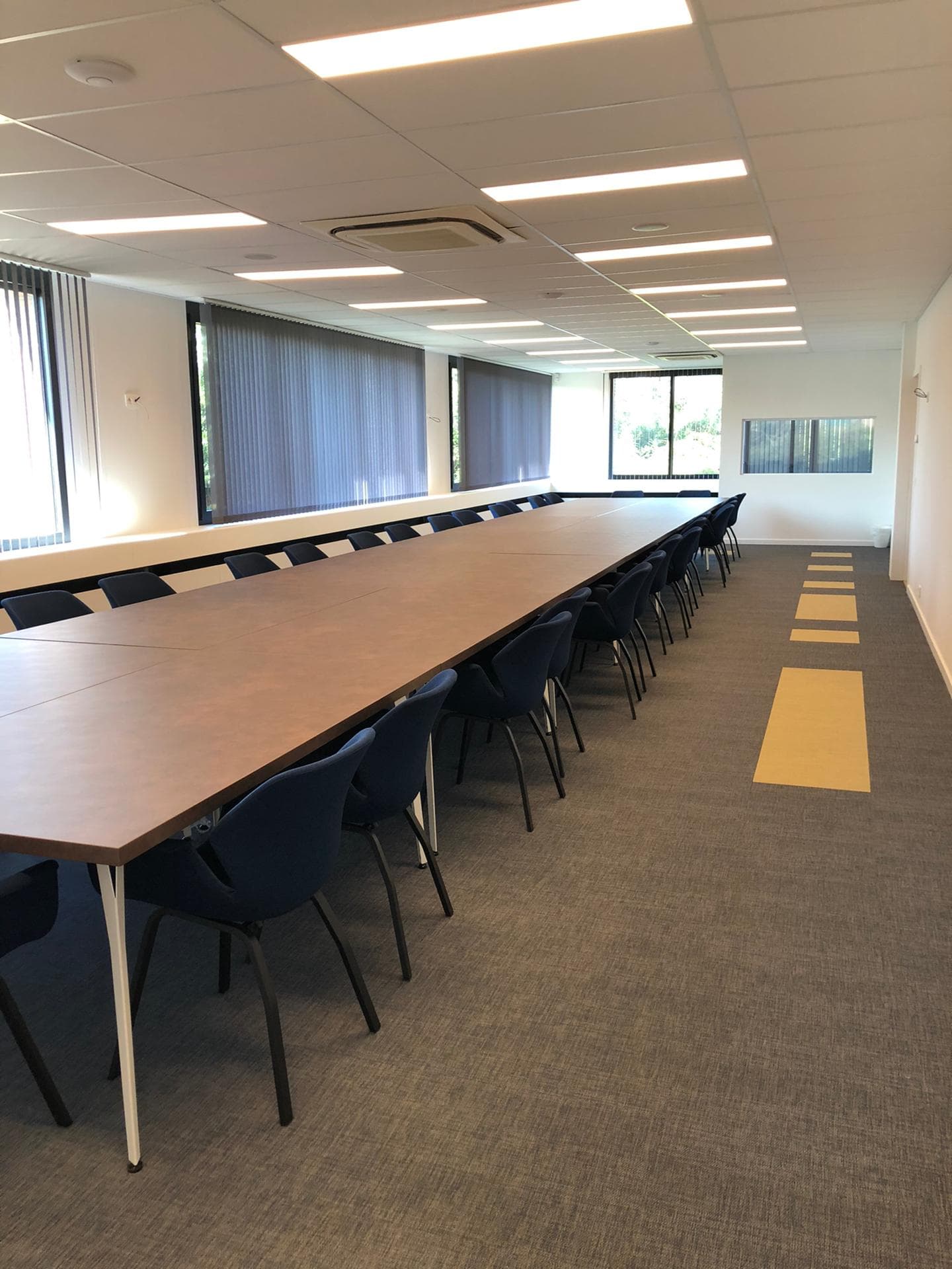 Systeemplafond met LED verlichting in kantoorruimte geplaatst door T-Me Construct